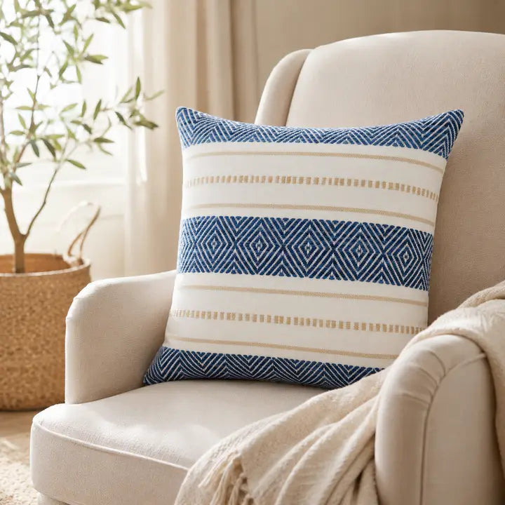 kussenhoes blauw wit in bohemian stijl op een bank