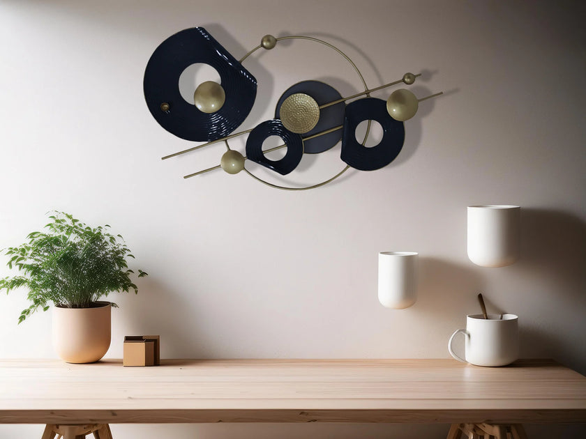 Abstracte blauwe en gouden muurdecoratie van Urbane Hide voor moderne interieurs.