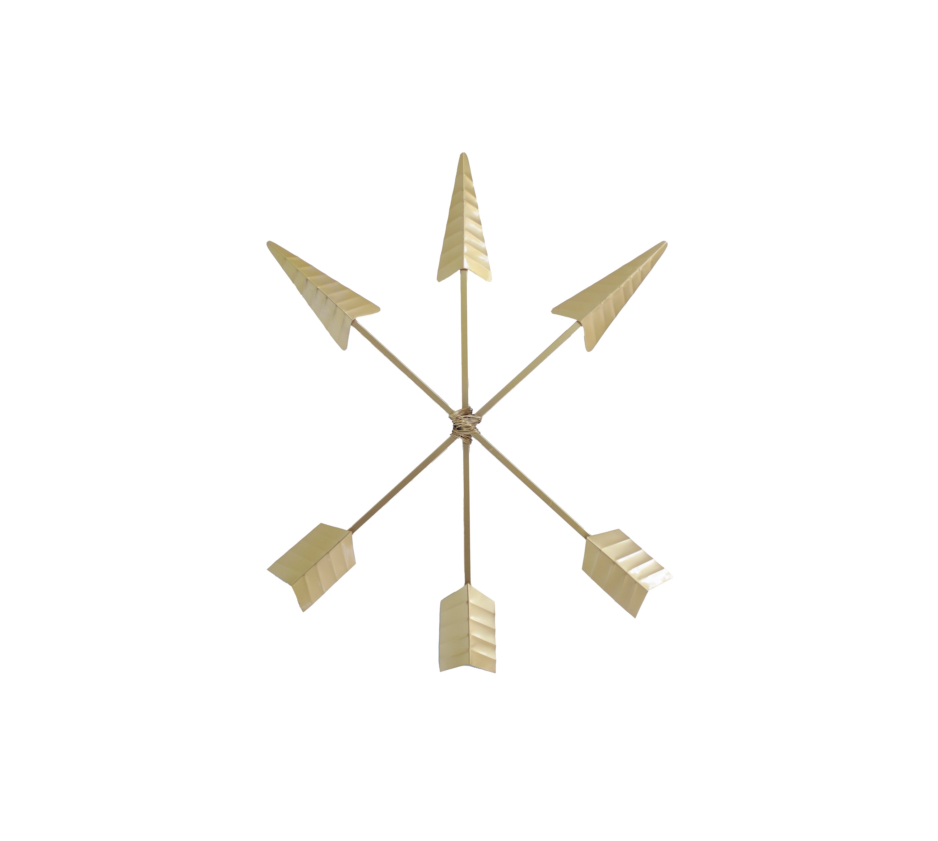 Metalen muurdecoratie met zes gekruiste pijlen in matte goudkleur, perfect voor interieurstyling.