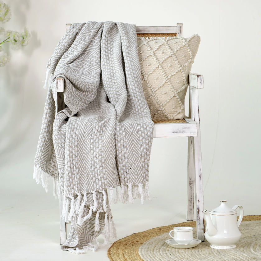 130x180cm decoratief plaid on wooden chair - Urbane Hide