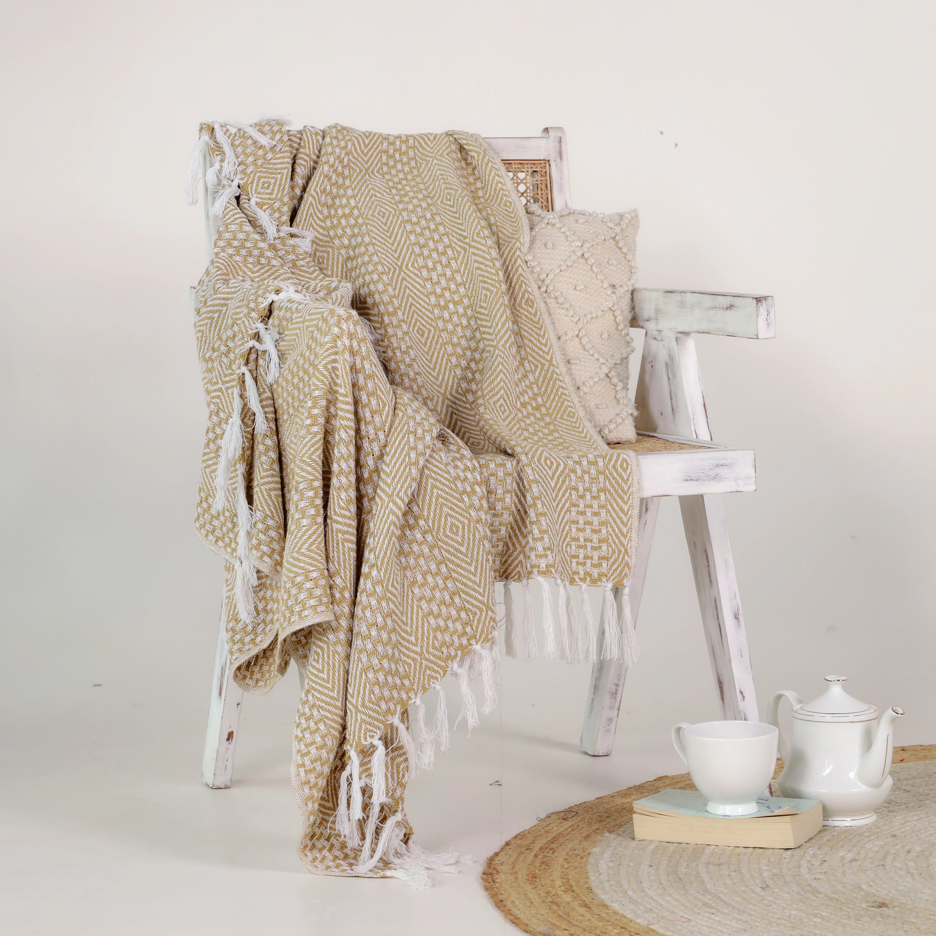 130x180cm decoratief plaid on a wooden chair - Urbane Hide